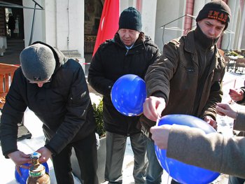 Luftballons aufblasen